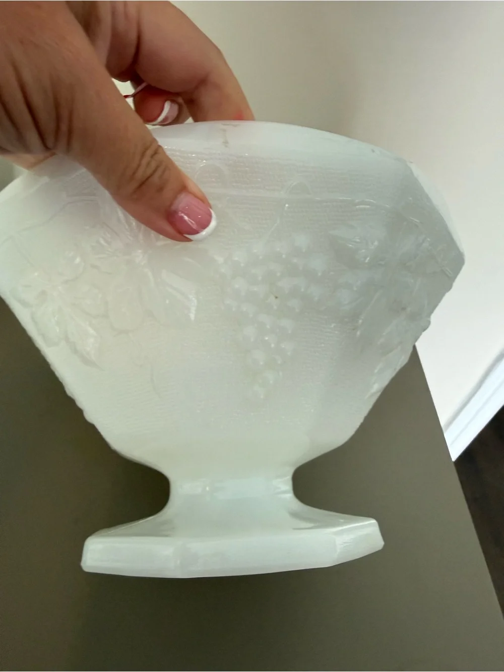 White Decorative Pedestal Fruit Bowl - Unbranded